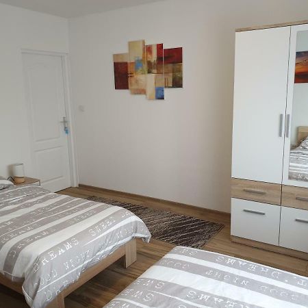 Apartman Majetic Оточац Екстер'єр фото