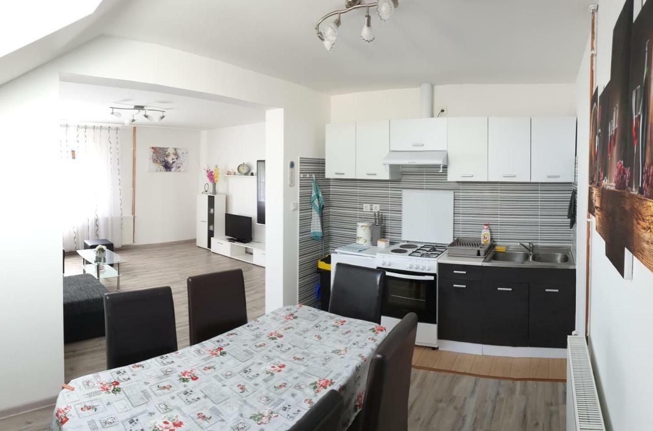 Apartman Majetic Оточац Екстер'єр фото