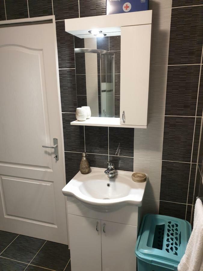 Apartman Majetic Оточац Екстер'єр фото
