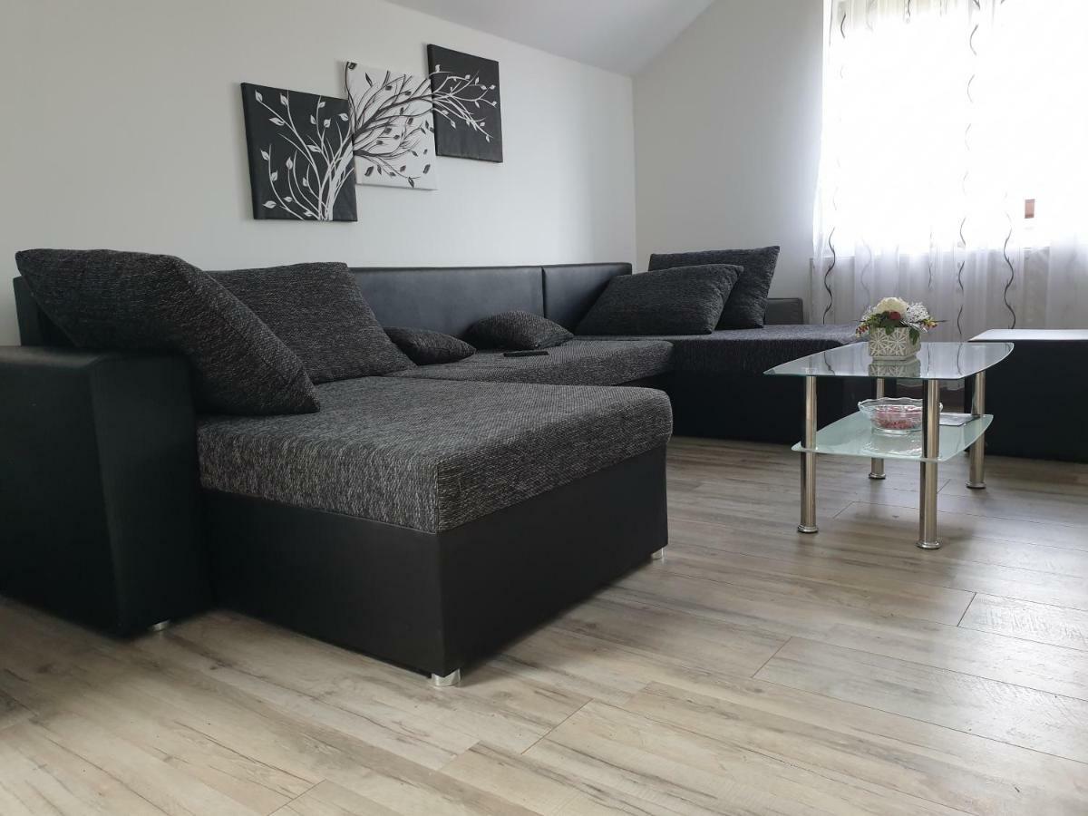 Apartman Majetic Оточац Екстер'єр фото